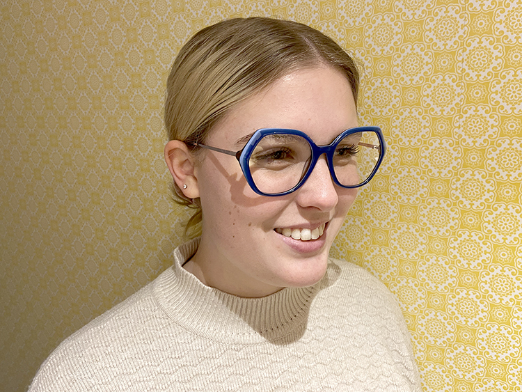 moderne kleurrijke bril van Safarro draagt deze vrouw van optique labruyere
