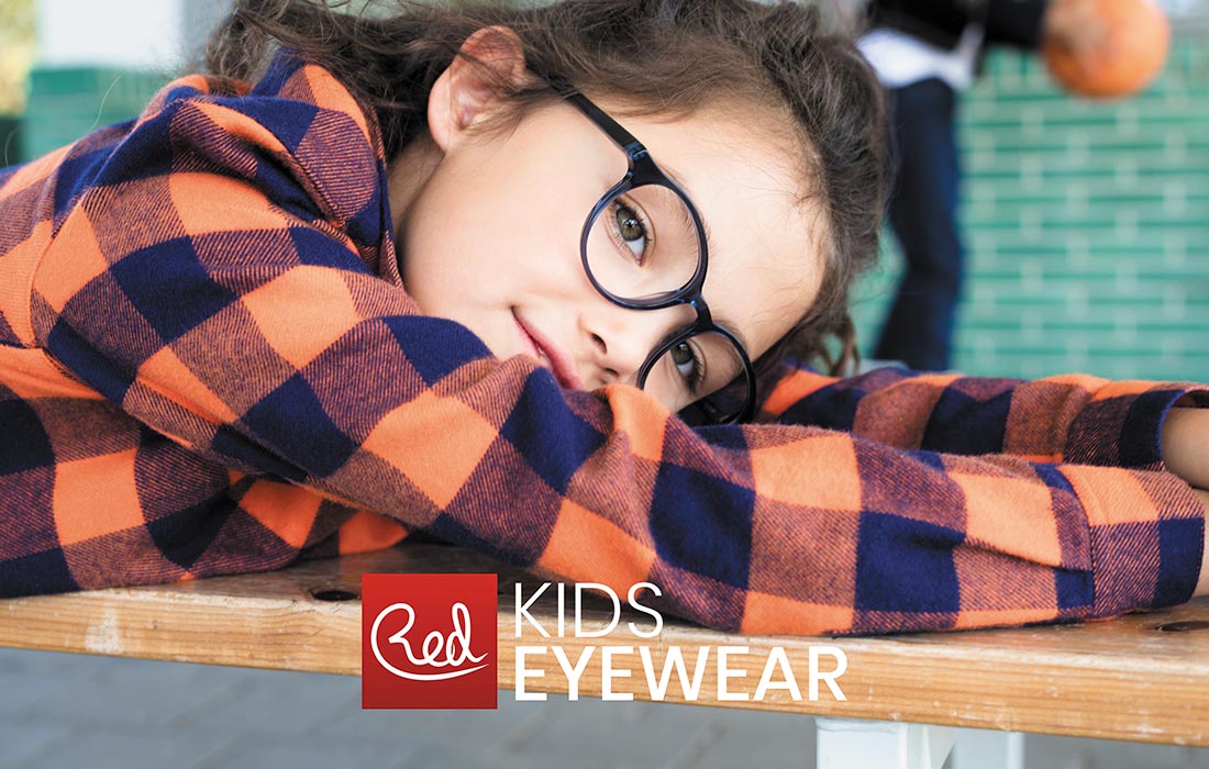 kind draagt een red kinderbril van optique labruyere