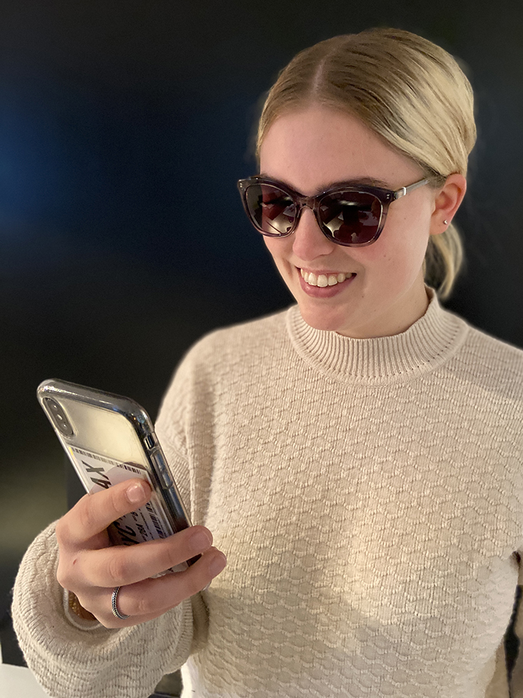 vrouw draagt een Inface zonnebril van optique labruyere met een donker montuur