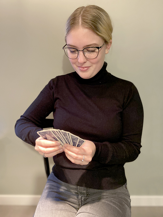 vrouw draagt tijdens het spelletje kaarten een bril met garantie van optique labruyere