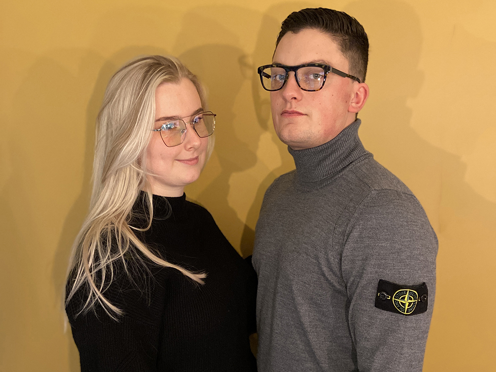 vrouw en man dragen een multifocale bril van optique labryere